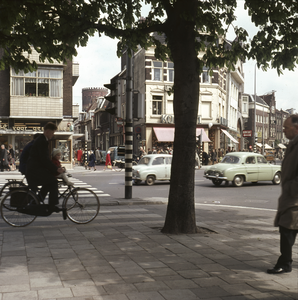 859566 Gezicht in de Loeff Berchmakerstraat (links) en de Voorstraat (rechts) te Utrecht vanaf de Neude.